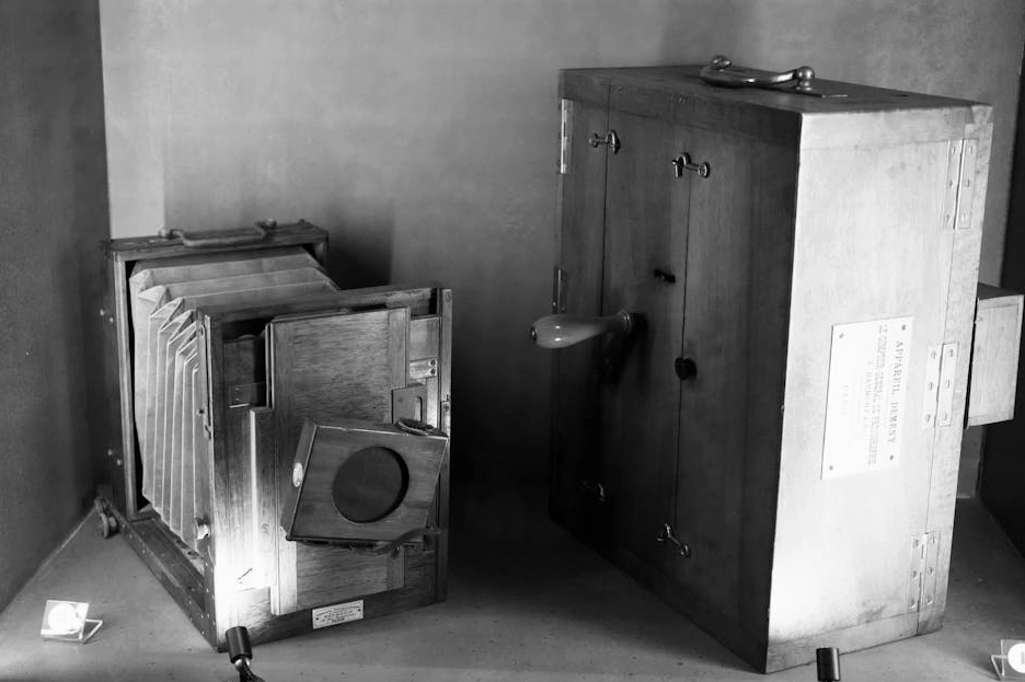 Černobílá fotografie historické burzy v New Yorku během krachu.